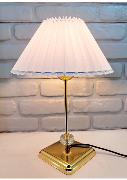Gold Kaplama Metal Kare Ayaklı Kristal Cam Taşlı El Yapımı Beyaz Pileli Kumaş Şapkalı Abajur Masa Lambası
