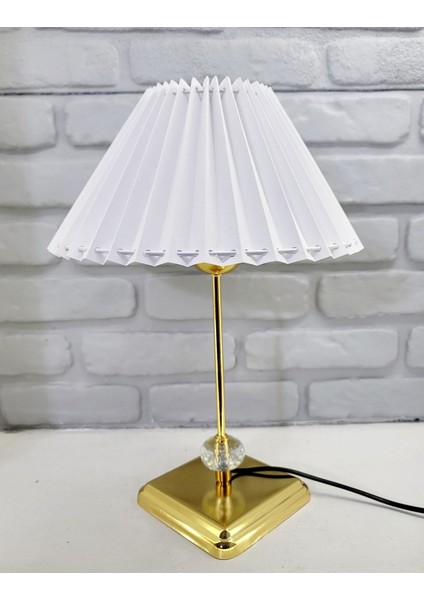 Gold Kaplama Metal Kare Ayaklı Kristal Cam Taşlı El Yapımı Beyaz Pileli Kumaş Şapkalı Abajur Masa Lambası fiyatları
