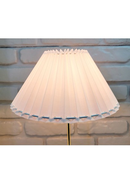 Gold Kaplama Metal Kare Ayaklı Kristal Cam Taşlı El Yapımı Beyaz Pileli Kumaş Şapkalı Abajur Masa Lambası modelleri