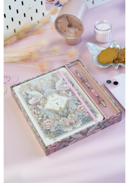 Kutulu Set, Sert Kapak Defter A5 100 Gr. Ivory, Çizgili. Lastikli ve Metal Gövdeli Tükenmez Kalem.