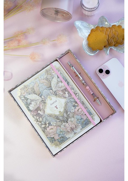 Kutulu Set, Sert Kapak Defter A5 100 Gr. Ivory, Çizgili. Lastikli ve Metal Gövdeli Tükenmez Kalem. fiyatları