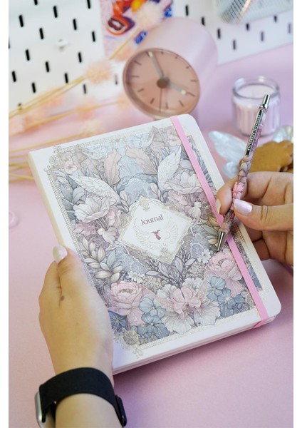 Kutulu Set, Sert Kapak Defter A5 100 Gr. Ivory, Çizgili. Lastikli ve Metal Gövdeli Tükenmez Kalem. modelleri