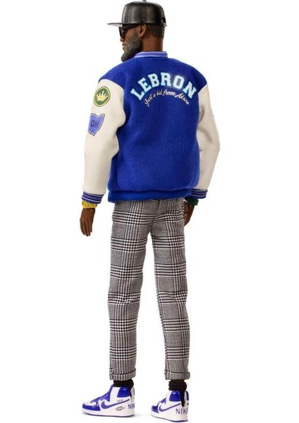Signature LeBron James Kenbassadors Bebek, Kolej ceketli kıyafeti ve aksesuarlarıyla koleksiyona uygun HRM33 fiyatları