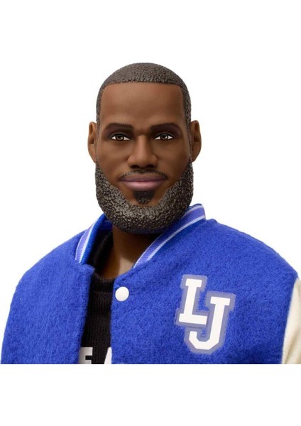 Signature LeBron James Kenbassadors Bebek, Kolej ceketli kıyafeti ve aksesuarlarıyla koleksiyona uygun HRM33 modelleri