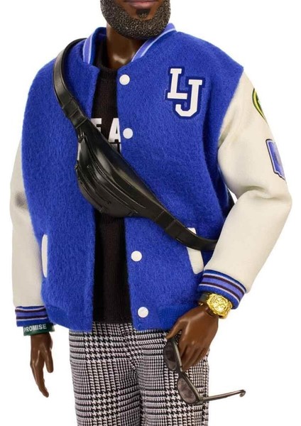 Signature LeBron James Kenbassadors Bebek, Kolej ceketli kıyafeti ve aksesuarlarıyla koleksiyona uygun HRM33 fırsatları