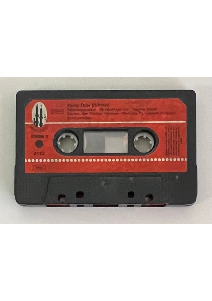 Zerrin Özer Kırmızı Minareci 42122 Kaset (Alman Baskı Kartonet Yoktur Sadece Kasettir Dönem Kağıt Baskı Kaset)
