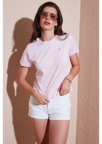Pamuklu Slim Fit Bisiklet Yaka Minimal Işleme Detaylı T Shirt Bayan T Shirt 5866398 fırsatları