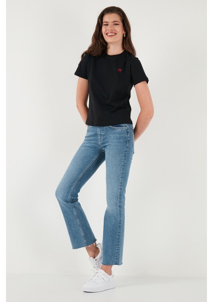 Pamuklu Slim Fit Bisiklet Yaka Minimal Işleme Detaylı T Shirt Bayan T Shirt 5866398 fırsatları