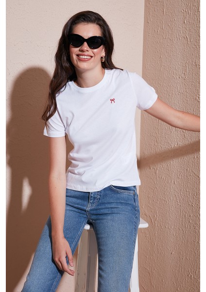 Pamuklu Slim Fit Bisiklet Yaka Minimal Işleme Detaylı T Shirt Bayan T Shirt 5866398