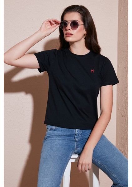 Pamuklu Slim Fit Bisiklet Yaka Minimal Işleme Detaylı T Shirt Bayan T Shirt 5866398 fiyatları