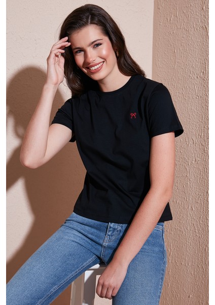 Pamuklu Slim Fit Bisiklet Yaka Minimal Işleme Detaylı T Shirt Bayan T Shirt 5866398 modelleri