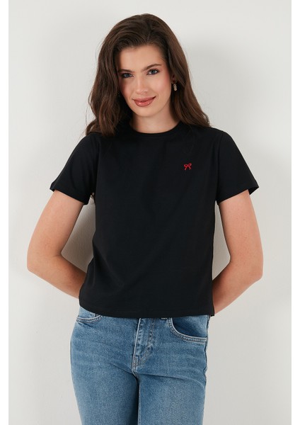Pamuklu Slim Fit Bisiklet Yaka Minimal Işleme Detaylı T Shirt Bayan T Shirt 5866398 indirimleri