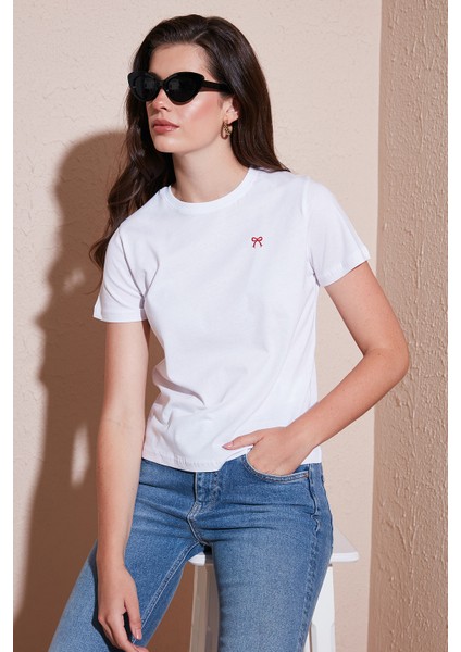 Pamuklu Slim Fit Bisiklet Yaka Minimal Işleme Detaylı T Shirt Bayan T Shirt 5866398 fiyatları