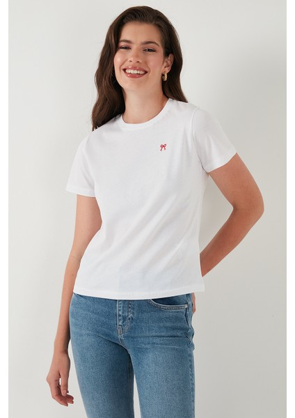 Pamuklu Slim Fit Bisiklet Yaka Minimal Işleme Detaylı T Shirt Bayan T Shirt 5866398 fırsatları