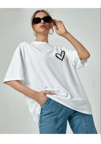 Minimal Kalp Baskılı Beyaz Oversize Tshirt