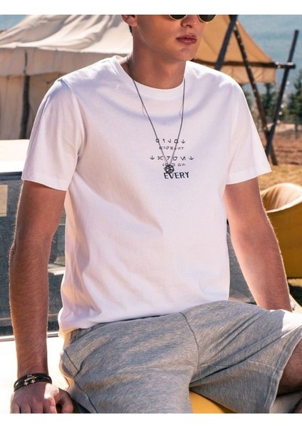 Beyaz Oversıze Yazılı Tasarım Baskılı Bol Kesım Tshirt