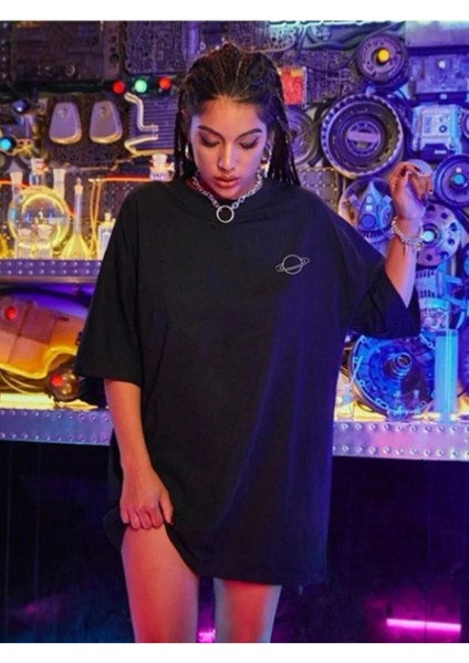 Kadın Siyah Saturn Baskılı Oversize T-Shirt
