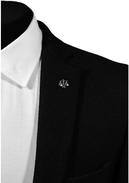 Terazi (Adalet) Figürlü Koyu Gümüş Gri Renginde Yaka Iğnesi Yaka Broşu