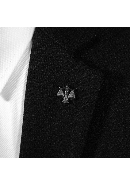 Terazi (Adalet) Figürlü Koyu Gümüş Gri Renginde Yaka Iğnesi Yaka Broşu fiyatları