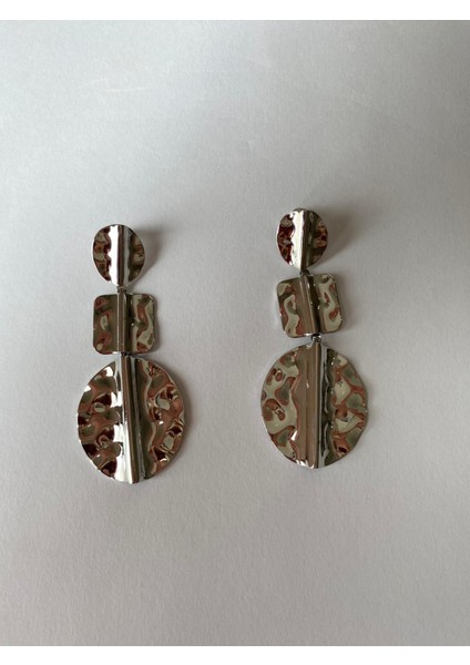 Ezme Plaka Sallantılı Gümüş Renk Küpe