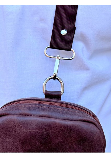 Hakiki Deri Erkek Çapraz Omuz Çantası – Fermuarlı Bölmeli, Ayarlanabilir Askılı modelleri