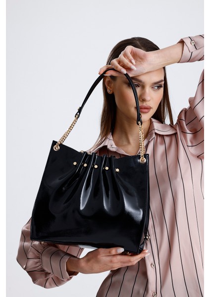 Siyah Rugan Zincir Detaylı Pileli Kadın Omuz Çantası