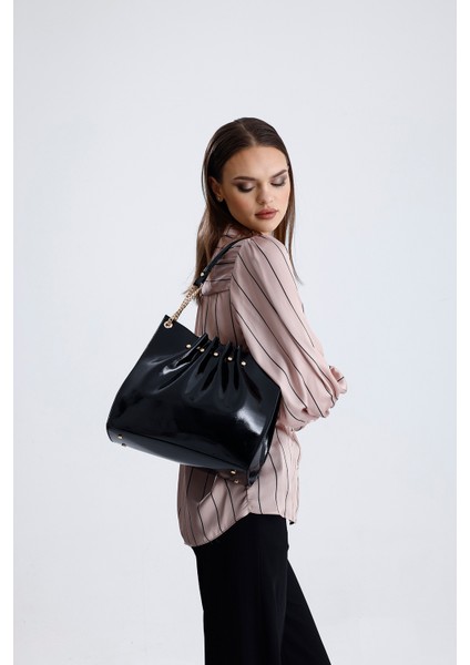 Siyah Rugan Zincir Detaylı Pileli Kadın Omuz Çantası indirimleri