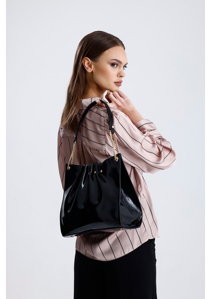 Siyah Rugan Zincir Detaylı Pileli Kadın Omuz Çantası