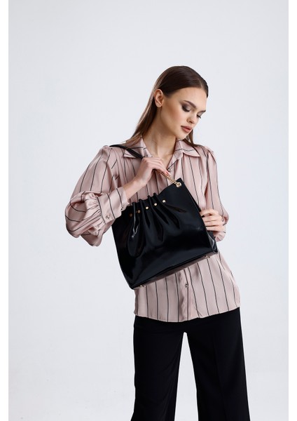 Siyah Rugan Zincir Detaylı Pileli Kadın Omuz Çantası