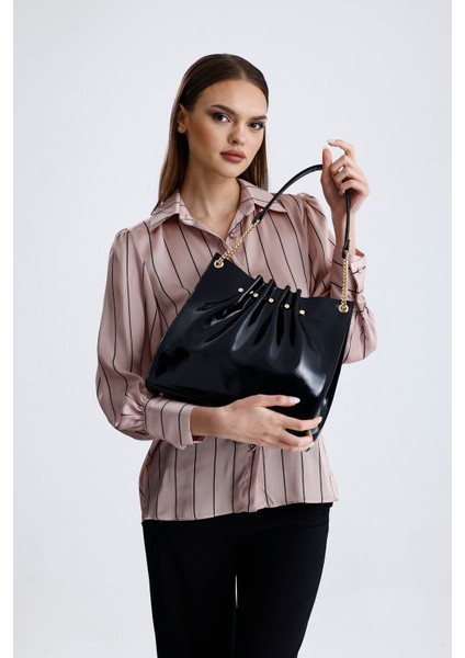 Siyah Rugan Zincir Detaylı Pileli Kadın Omuz Çantası