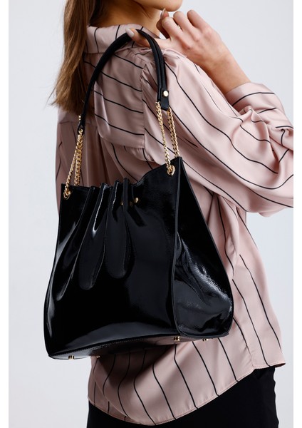 Siyah Rugan Zincir Detaylı Pileli Kadın Omuz Çantası