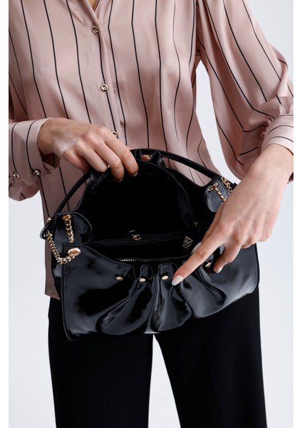 Siyah Rugan Zincir Detaylı Pileli Kadın Omuz Çantası