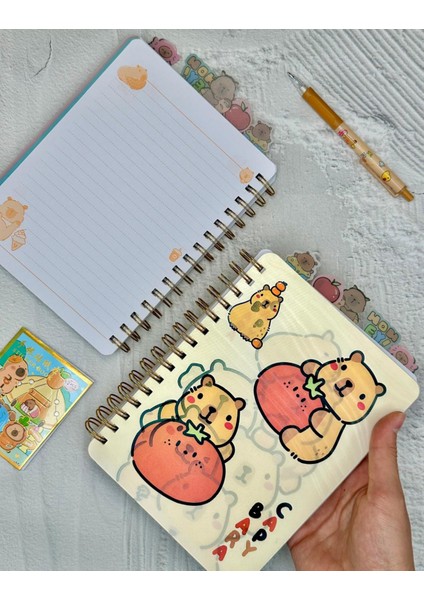 Capybara Kapibara A5 Ayraçlı Hologram Kapak Spiralli Defter 120 Yaprak Çizgili