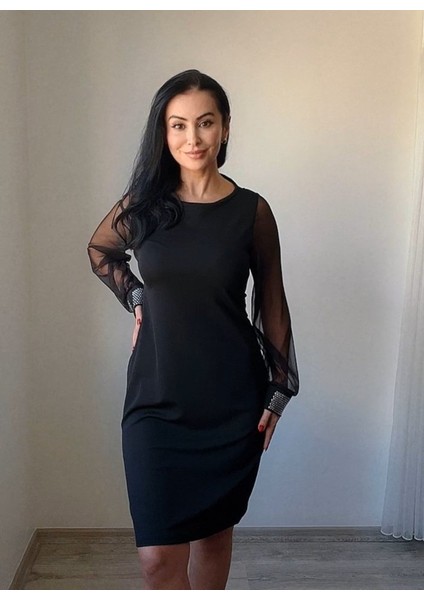 Kadın Uzun Kollu Yakası Yanlardan Hafif Açık Kollar Tül ve Taş Detay Kısa Krep Elbise indirimleri