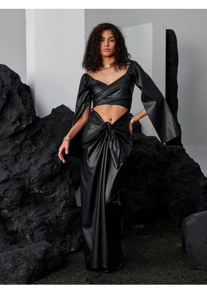 2 Parçalı Önü Bağlamalı Dekolteli Uzun Vegan Deri Elbise - Siyah