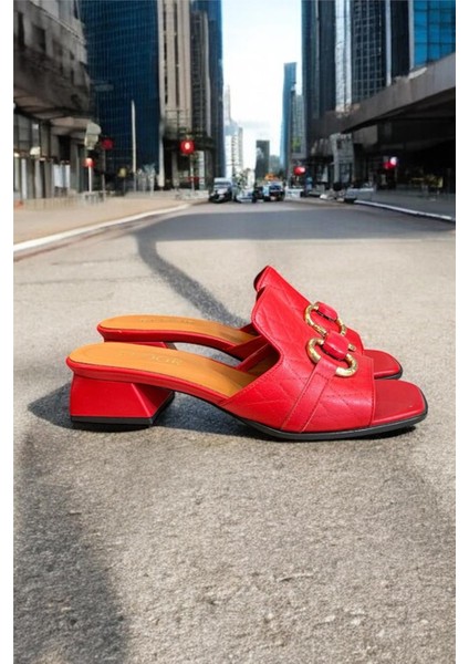 Kırmızı Hakiki Deri Tek Bant Üzeri Toka Detaylı Topuklu Terlik
