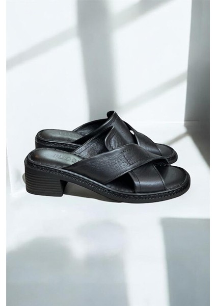 Siyah Hakiki Deri Puf Taban Çapraz Bantlı Terlik