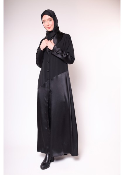 Kadın Siyah Medine Ipeği ile Saten Düğmeli Şık Abaya