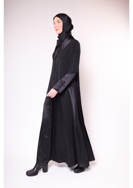 Kadın Siyah Medine Ipeği ile Saten Düğmeli Şık Abaya