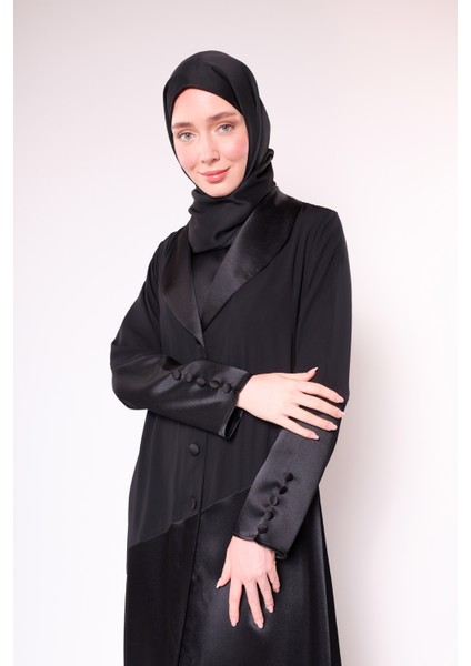 Kadın Siyah Medine Ipeği ile Saten Düğmeli Şık Abaya
