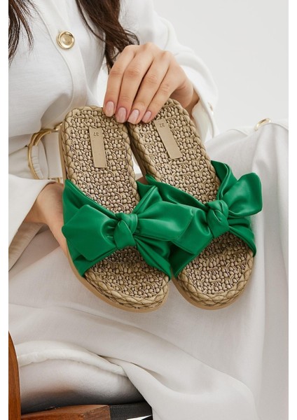 Kadın Terlik Kaymaz Tabanlı Şık Yeşil Fiyonk Tasarımıyla Plajda Kullanıma Uygun