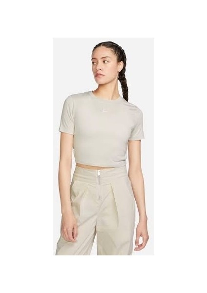 Sportswear Essential Slim-Fit Cropped Short-Sleeve Kadın Tişört