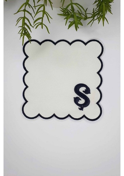 Ş Harfi Minimal Monogramlı Siyah Nakış Kenarlı Beyaz Kokteyl Peçetesi 1 Adet