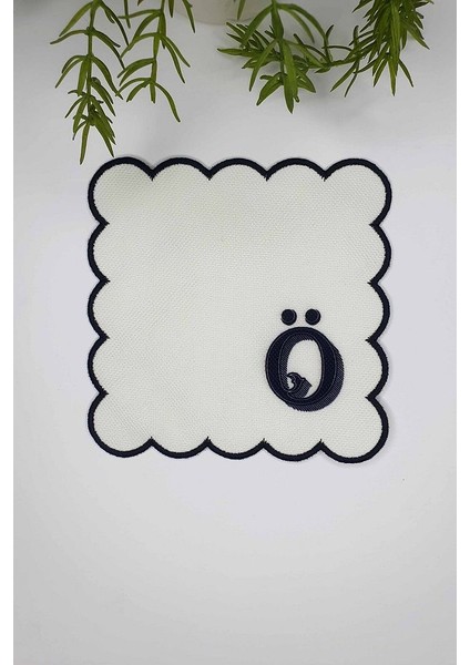 Ö Harfi Minimal Monogramlı Siyah Nakış Kenarlı Beyaz Kokteyl Peçetesi 1 Adet