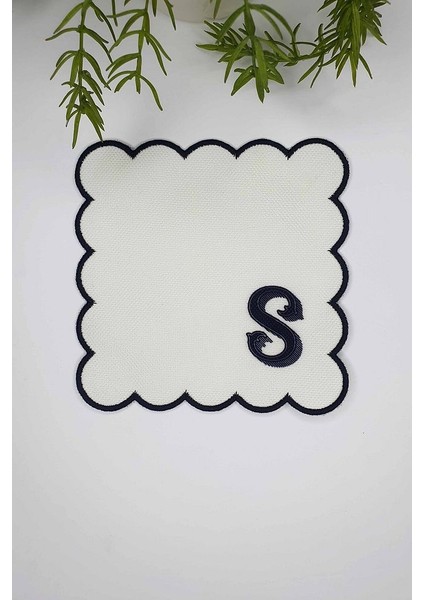 S Harfi Minimal Monogramlı Siyah Nakış Kenarlı Beyaz Kokteyl Peçetesi 1 Adet