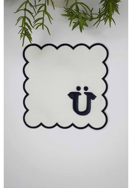 Ü Harfi Minimal Monogramlı Siyah Nakış Kenarlı Beyaz Kokteyl Peçetesi 1 Adet