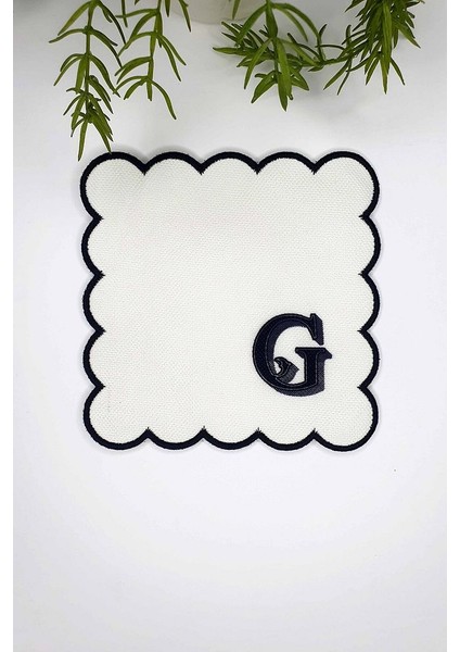 G Harfi Minimal Monogramlı Siyah Nakış Kenarlı Beyaz Kokteyl Peçetesi 1 Adet