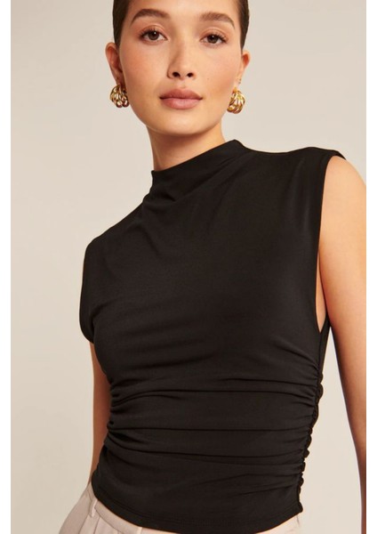 Siyah Kolsuz Büzgü Detaylı Yumuşak Dokulu Esnek Bluz