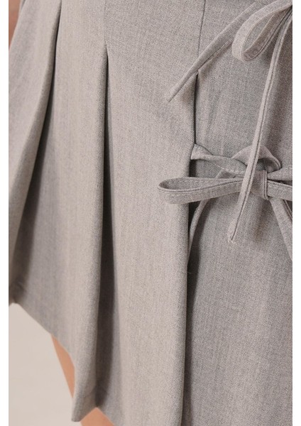 Önü Piliseli Yandan Bağlama Detaylı Gri Mini Şort Etek fırsatları