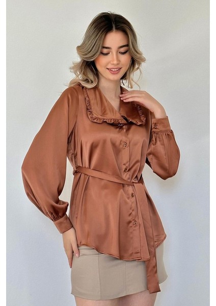 Kahverengi Yakası Fırfırlı Kuşaklı Saten Gömlek